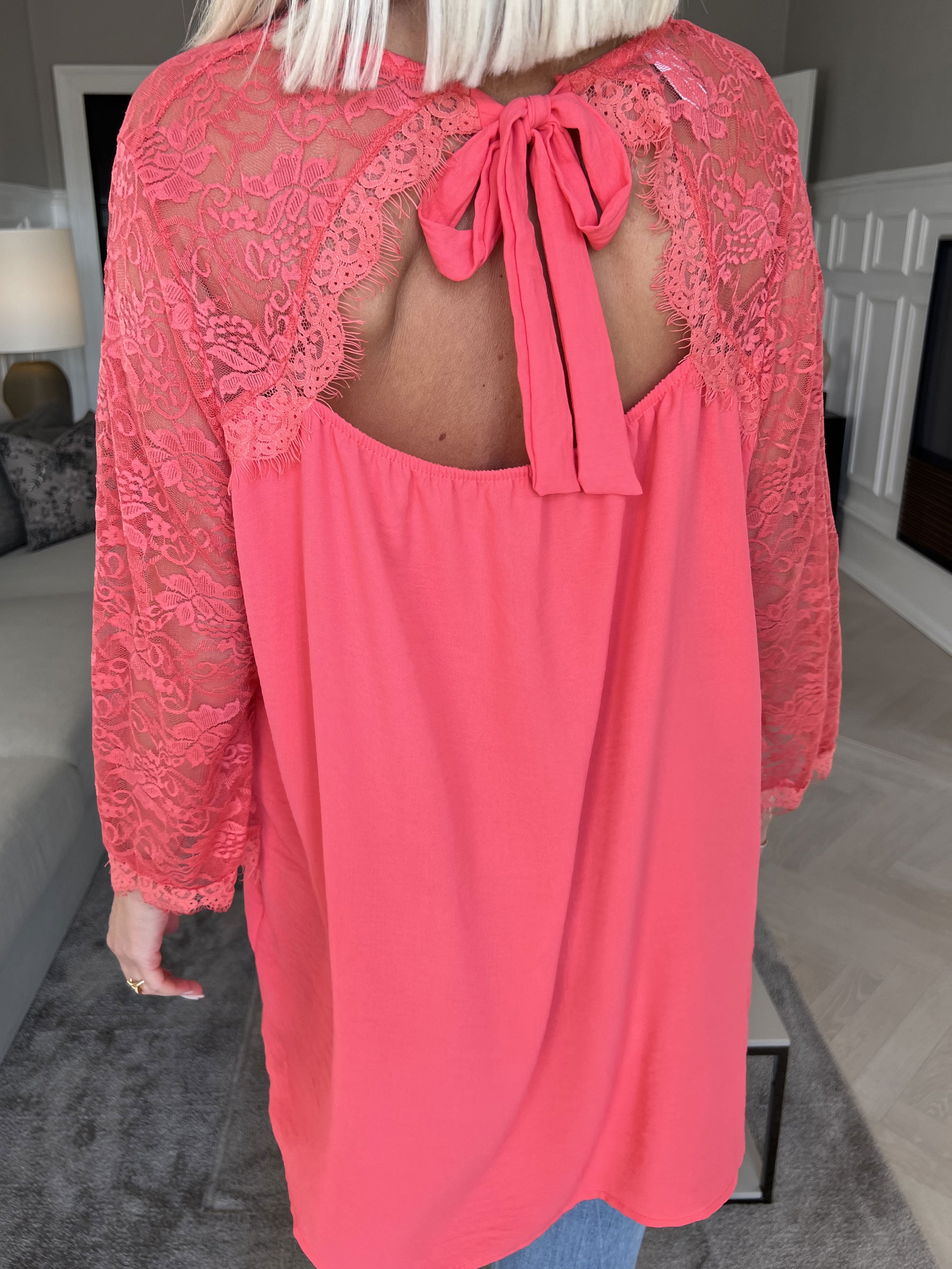 Nadine - Söt plus size spetstunika med rosett i ryggen